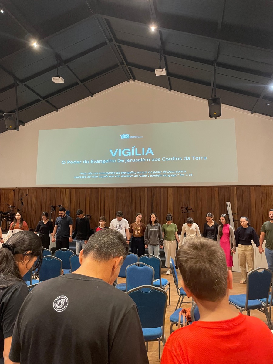 Congregacao reunida na Vigilia